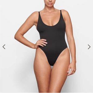 SKIMS SIGNATURE SWIM SCOOP NECK ONE PIECE